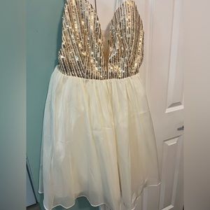 Beautiful, very comfortable spaghetti strap dress, worn once, size L.